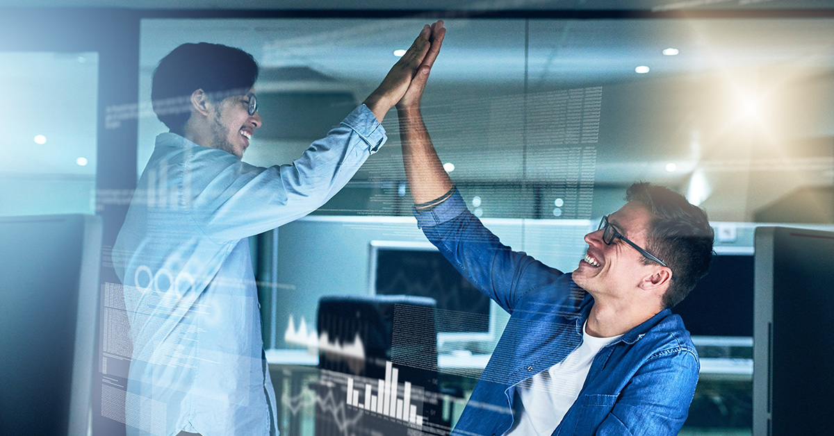 Zwei IT-Experten lachen und geben sich ein High five. Die Atmosphäre ist entspannt und beide sind von technischen Grafikelementen umgeben.