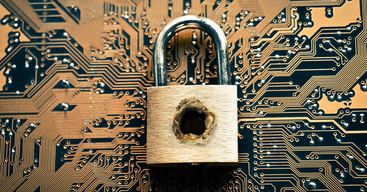 Ein Sicherheitsschloss mit einem Loch in der Mitte liegt auf Schaltkreis und symbolisiert Gefahr für die IT-Security.