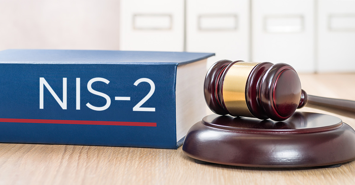 Ein Richterhammer liegt neben einem dicken Buch, auf dem NIS-2 steht, und symbolisiert die Verabschiedung vom NIS-2 Gesetz.