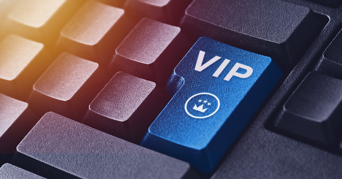 Großaufnahme einer Computer-Tastatur, die Eingabe-Taste ist mit dem Schriftzug VIP, dem Symbol einer Krone und blauer Farbe hervorgehoben.