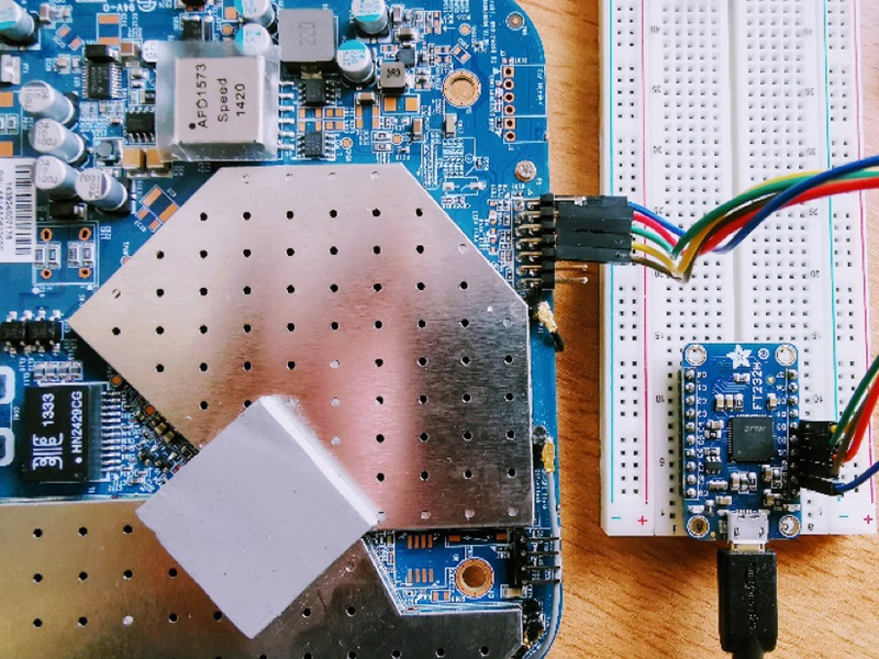 Eine Hauptplatine verbindet sich mit einem Breadboard, darauf ein Mikrocontroller und Kabel.