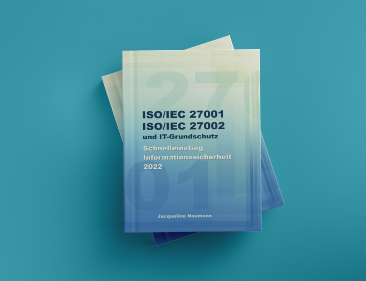 Bücher zu ISO/IEC 27001 und IT-Grundschutz liegen auf einem hellblauen Hintergrund.