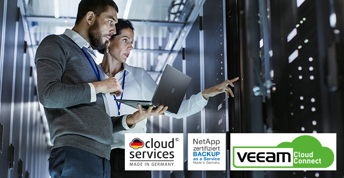 Zwei Fachleute analysieren Daten auf einem Laptop in einem Serverraum mit Racks.