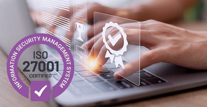 Ein Benutzer tippt auf einem Laptop, während digitale Auszeichnungen für Informationssicherheit angezeigt werden.