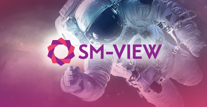 Ein Astronaut schwebt im Weltraum, umgeben von bunten, nebligen Farben. Der Text "SM-VIEW" ist sichtbar.